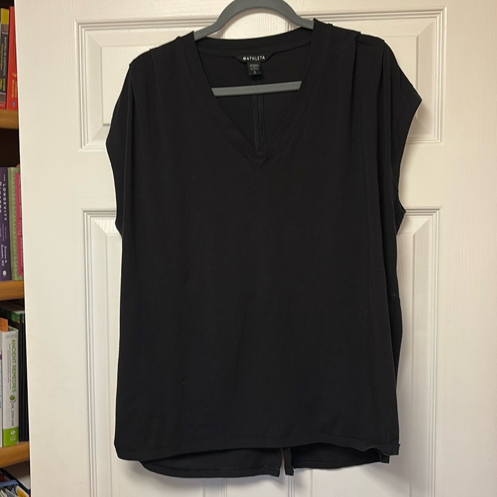 Super soft, black Athleta tee with twist. Size L large